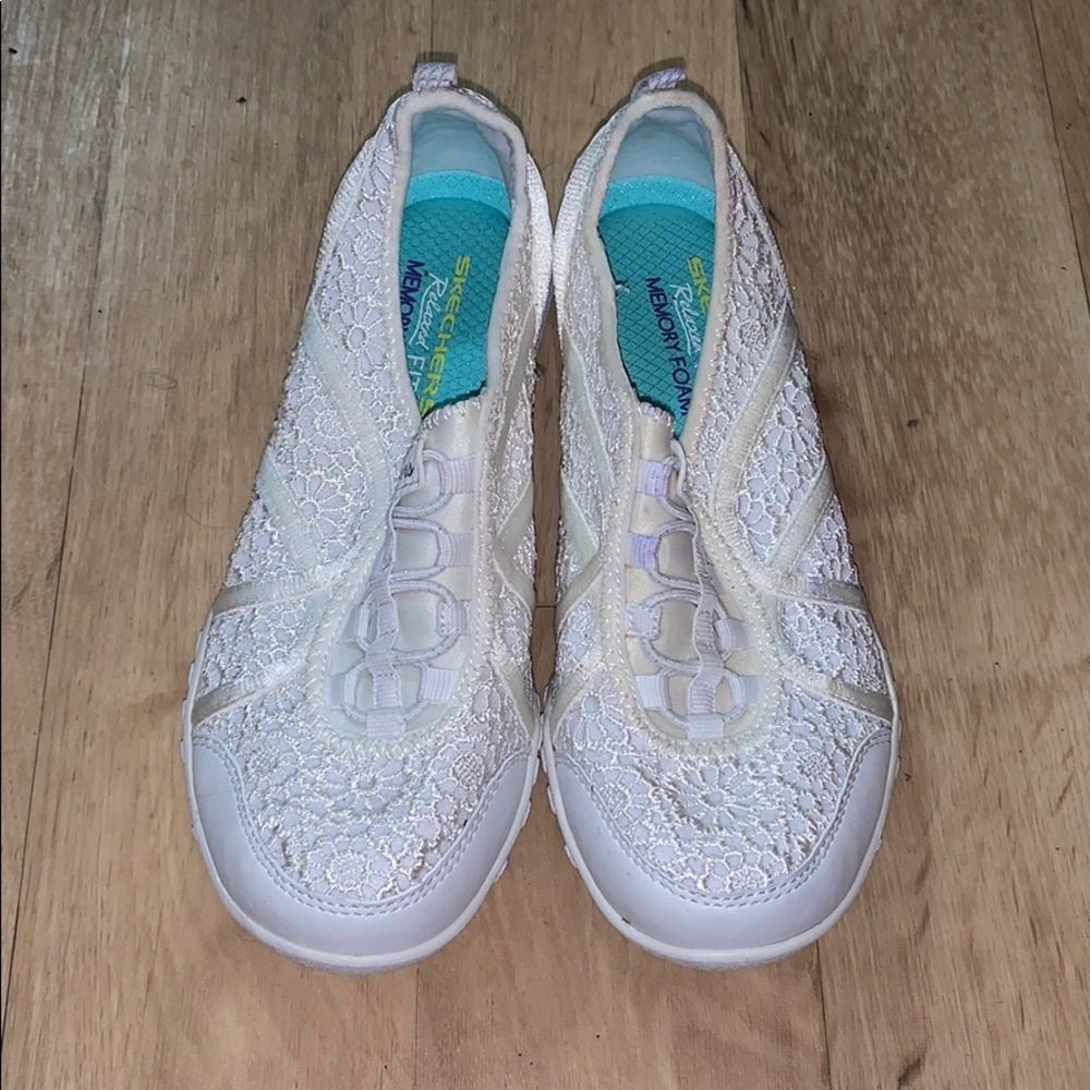 Skechers white